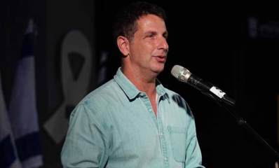 מציינים בהרצליה שנה למלחמה. ראש העיר נואם בטקס, לפניו מיקרופון.