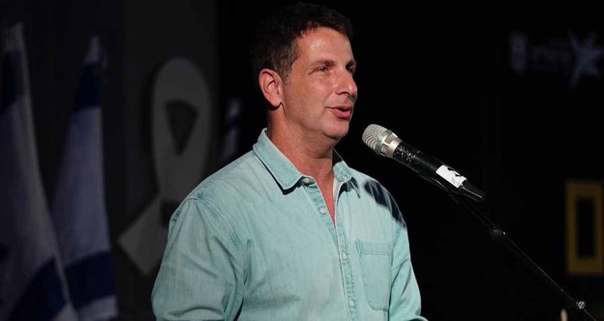 מציינים בהרצליה שנה למלחמה. ראש העיר נואם בטקס, לפניו מיקרופון.