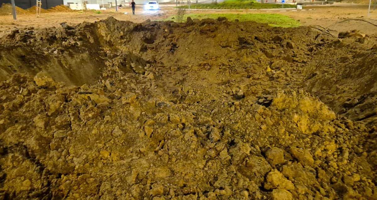 הבור שפער הטיל הבליסטי האיראני באזור גלילות