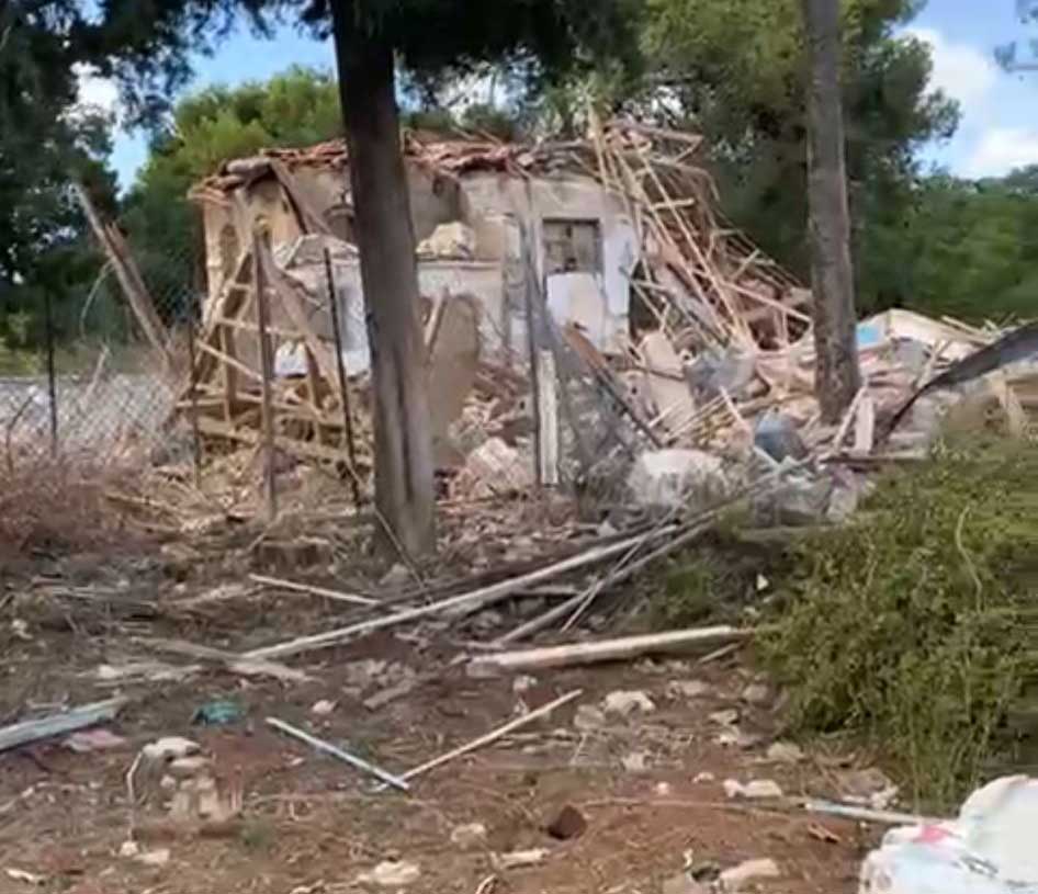 המבנה בהוד השרון אחרי הפגיעה. בית ישן הרוס לחלוטין