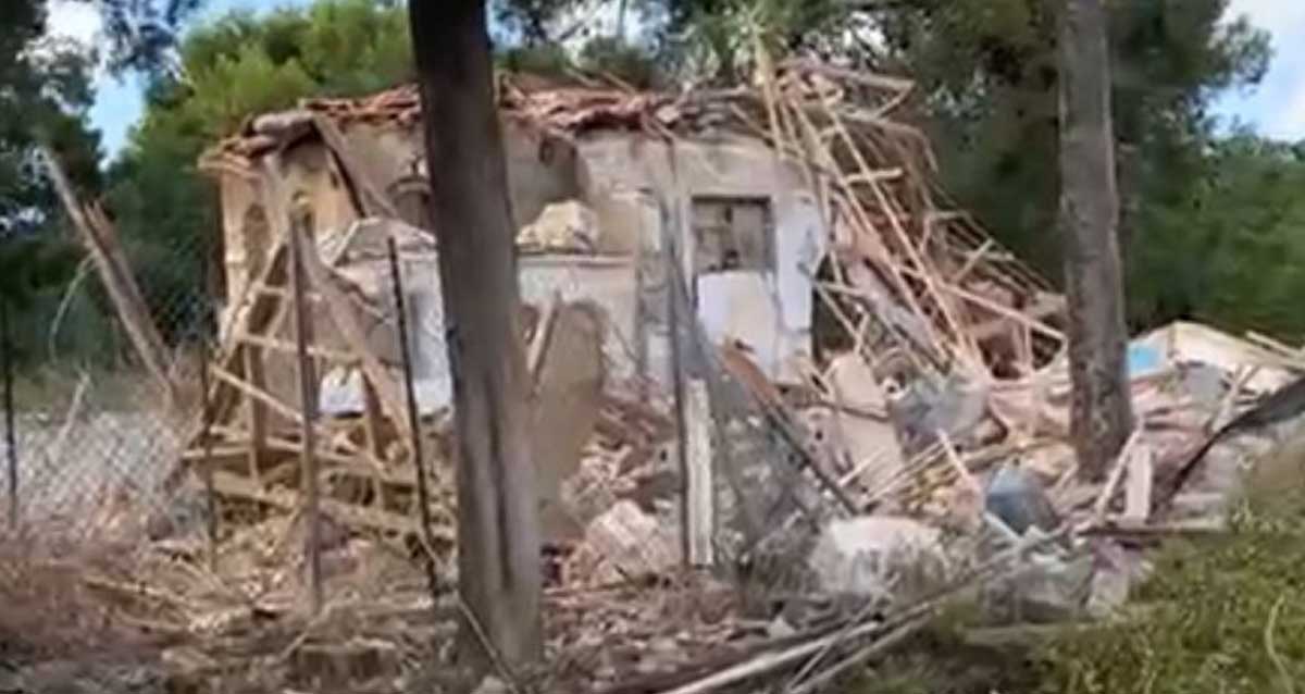 המבנה בהוד השרון אחרי הפגיעה. בית ישן הרוס לחלוטין