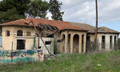 המבנה בהוד השרון לפני הפגיעה. בית ישן עם רעפים הרוסים