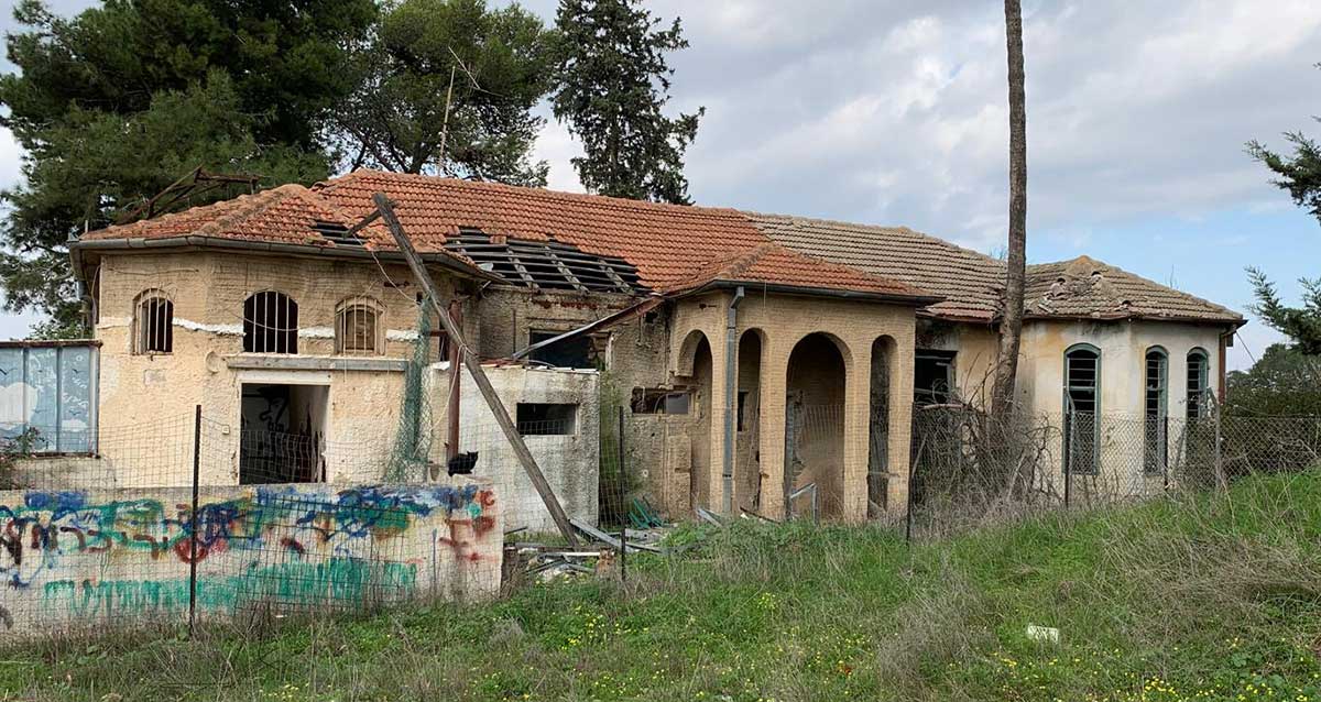 המבנה בהוד השרון לפני הפגיעה. בית ישן עם רעפים הרוסים