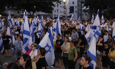 מאות תושבי רמת השרון עם דגלי ישראל בשירת התקווה בשעה 6:29 בבוקר 7.10.24