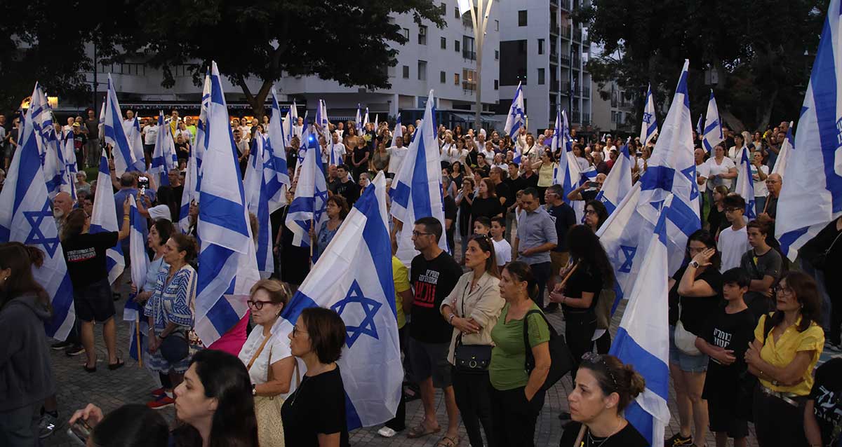 מאות תושבי רמת השרון עם דגלי ישראל בשירת התקווה בשעה 6:29 בבוקר 7.10.24