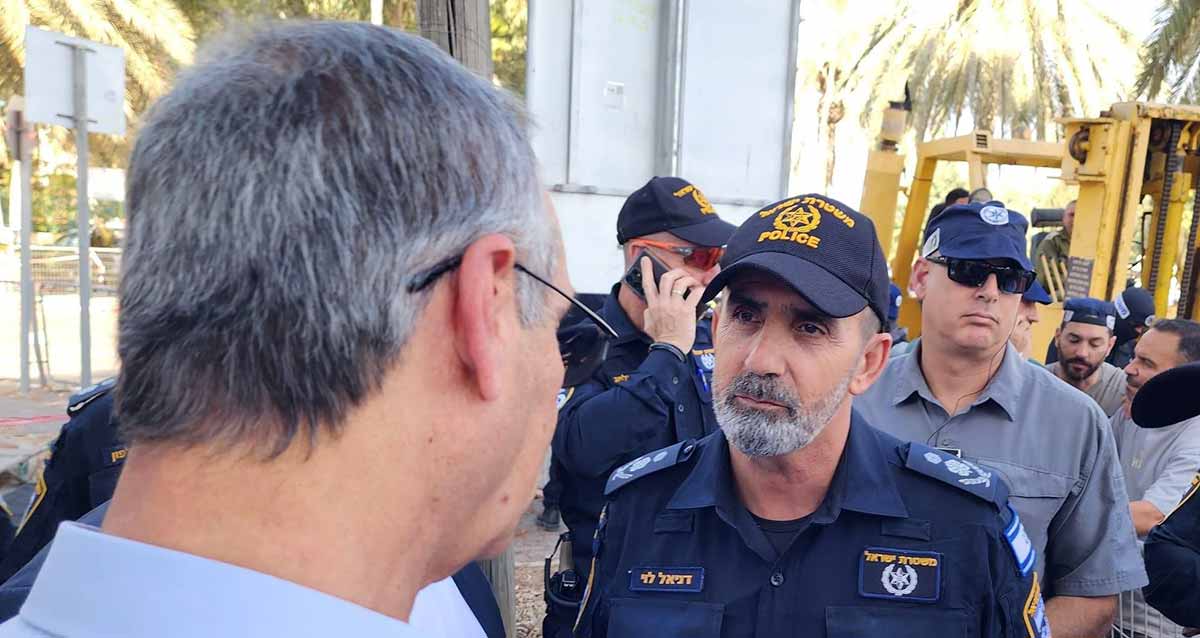 ראש העיר של רמת השרון מקבל את פניו של המפכ"ל דני לוי.