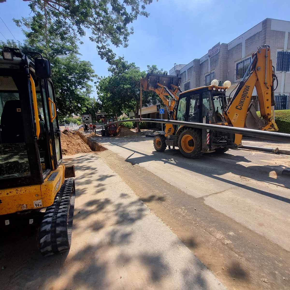 מיה - חברת המים של הוד השרון. שני כלי רכב עם כפות חפירה.