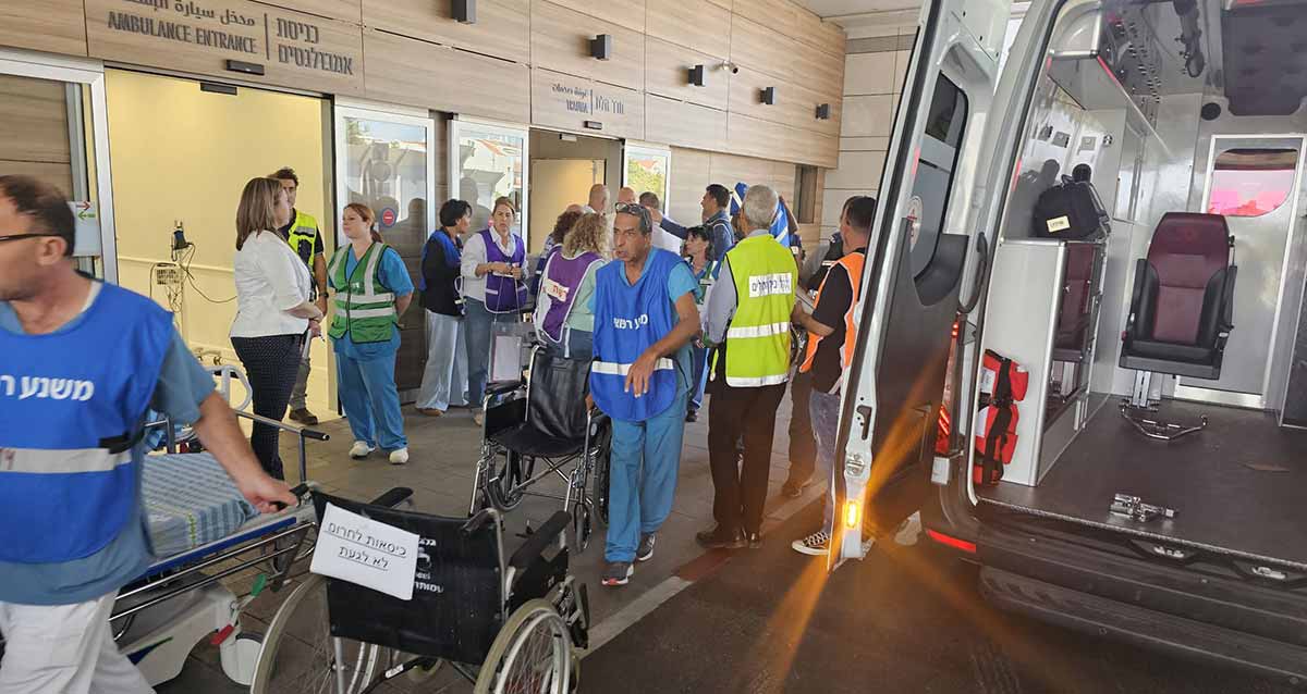 מרכז רפואי מאיר בכפר סבא. אמבולנס ואנשי רפואה בכניסה לאמבולנסים.