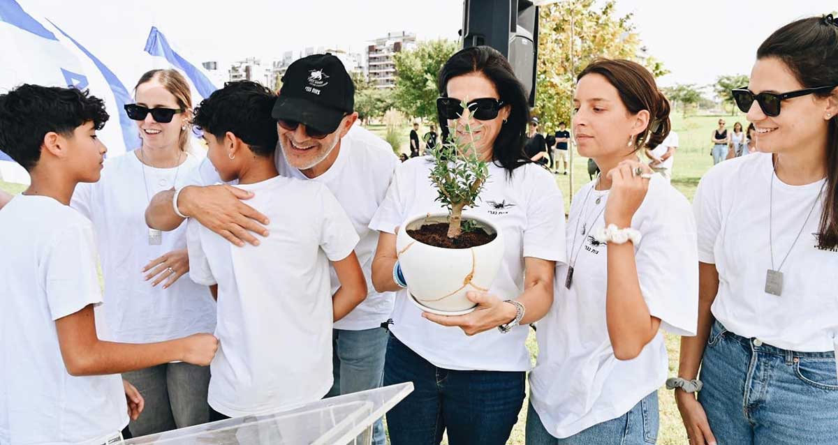 משפחתו של רס"ן רועי נגרי ז"ל בטקס חנוכת האנדרטה בפארק גליל ים. צילום: עיריית הרצליה