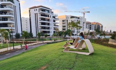 פארק נווה זמר ברעננה, צילום הבנינים, ילדים על המדשאות ובשביל האופניים והולכי הרגל