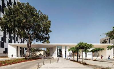 הכניסה הראשית לאוניברסיטת רייכמן. מבנה חד קומתי עם מספר כניסות ויציאות. רחבה גדולה ומרוצפת לפני המבנה. בצד שמאל לפני הכניסה גינה גדולה עם פרחים ועץ גדול.