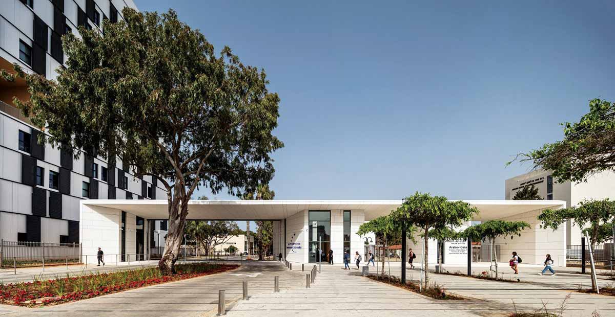 הכניסה הראשית לאוניברסיטת רייכמן. מבנה חד קומתי עם מספר כניסות ויציאות. רחבה גדולה ומרוצפת לפני המבנה. בצד שמאל לפני הכניסה גינה גדולה עם פרחים ועץ גדול.