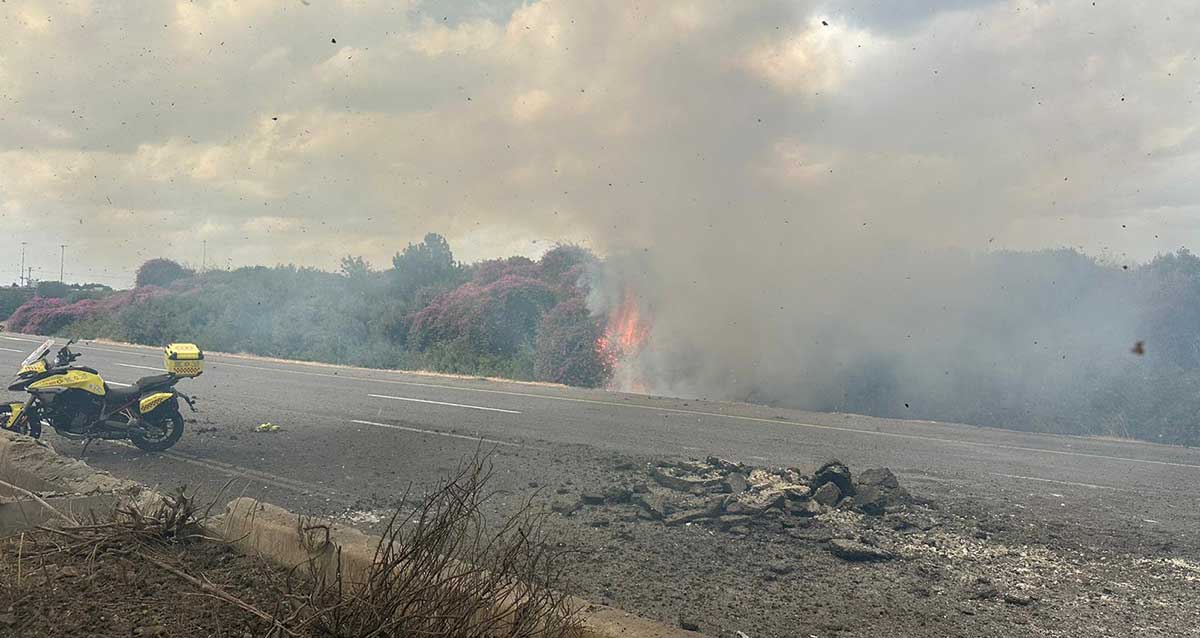שברי היירוט בכביש 6. צילום: מד"א