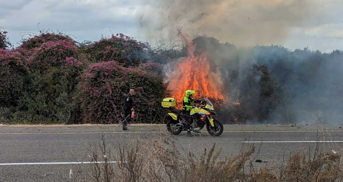 אופנוע עולה באש בכביש 6 בעקבות היירוט. צילום: מד"א