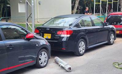 שברי יירוט טלי ברמת השרון, על הכביש ליד מכוניות חונות וסמוך לגינת שעשועים