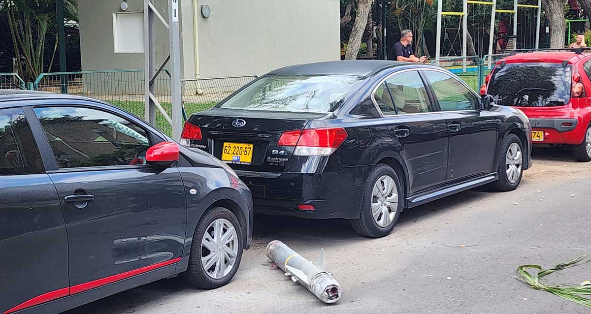 שברי יירוט טלי ברמת השרון, על הכביש ליד מכוניות חונות וסמוך לגינת שעשועים