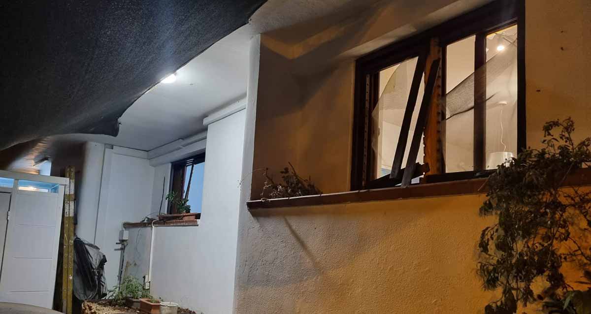 פגיעות הדף של טילים בליסטיים בחלונות בית, החלונות נעקרו ממקומם.