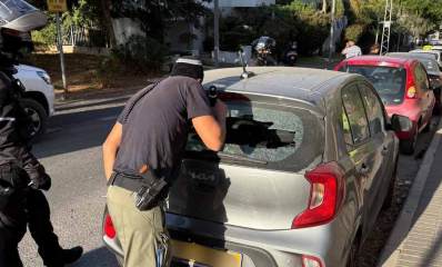 חלק של יירוט נפל על מכונית. שוטר בודק מכונית שהשימשה האחורית שלה שבורה, ולידו עוד שוטר. לפני המכונית חונות עוד מכוניות.