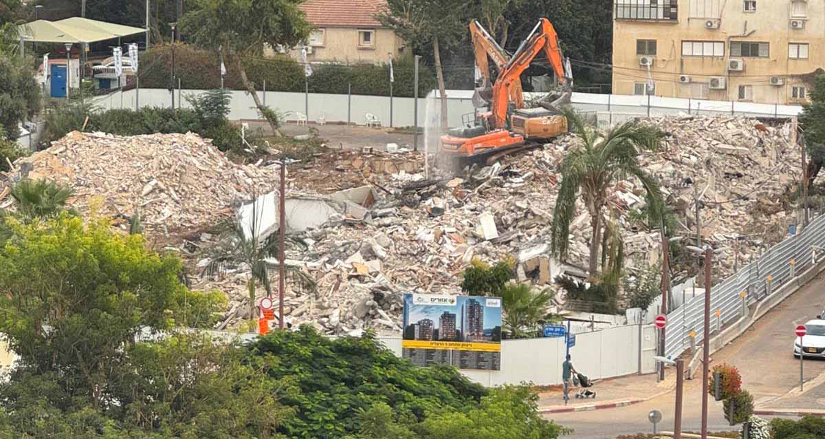הריסת השיכונים בשכונת ויצמן בהרצליה. אתר בניה מגודר ובתוכו הריסות של השיכון. שני כלים מכניים שהרסו את המבנים חונים במגרש.