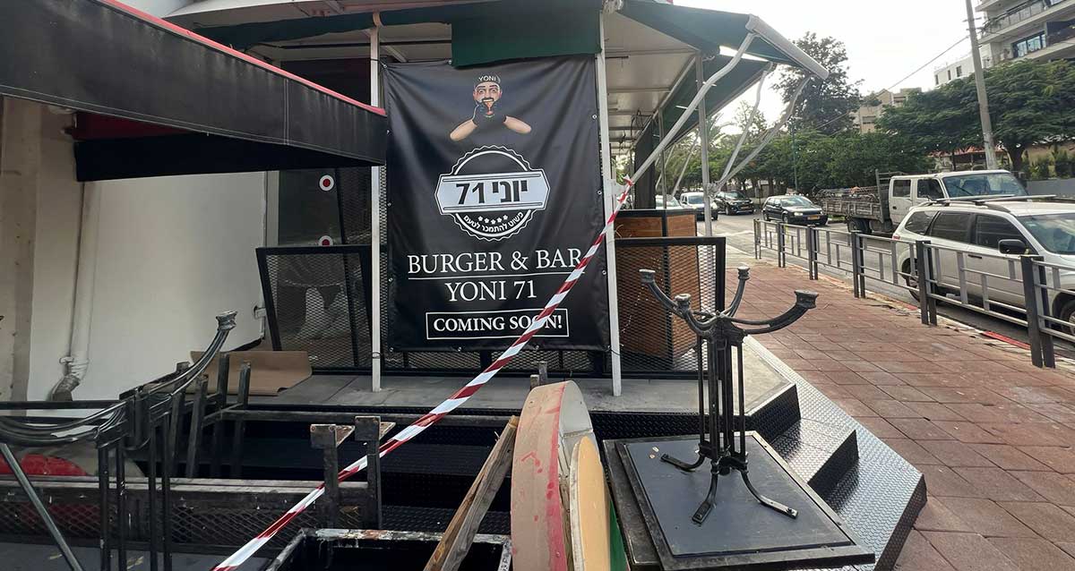 הציור של יוני לוי שניתלה בחזית מסעדת ההמבורגרים החדשה - ממול הכביש למסעדת השווארמה שנסגרה זמנית. צילום: שרון אונליין