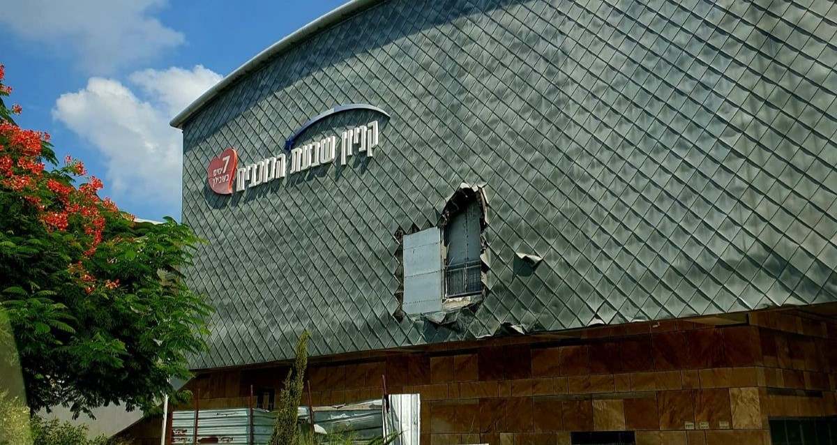 החור בקיר קניון שבעת הכוכבים. צילום: ינאי זלצר