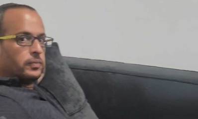 אהרון טובין ז״ל יושב על ספה