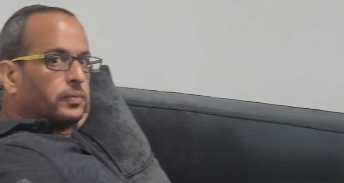 אהרון טובין ז״ל יושב על ספה