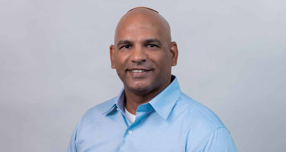 אבל אפרים, צילום פנים ופלג גוף עליון. בחולצה תכלת וכיפה קטנה.