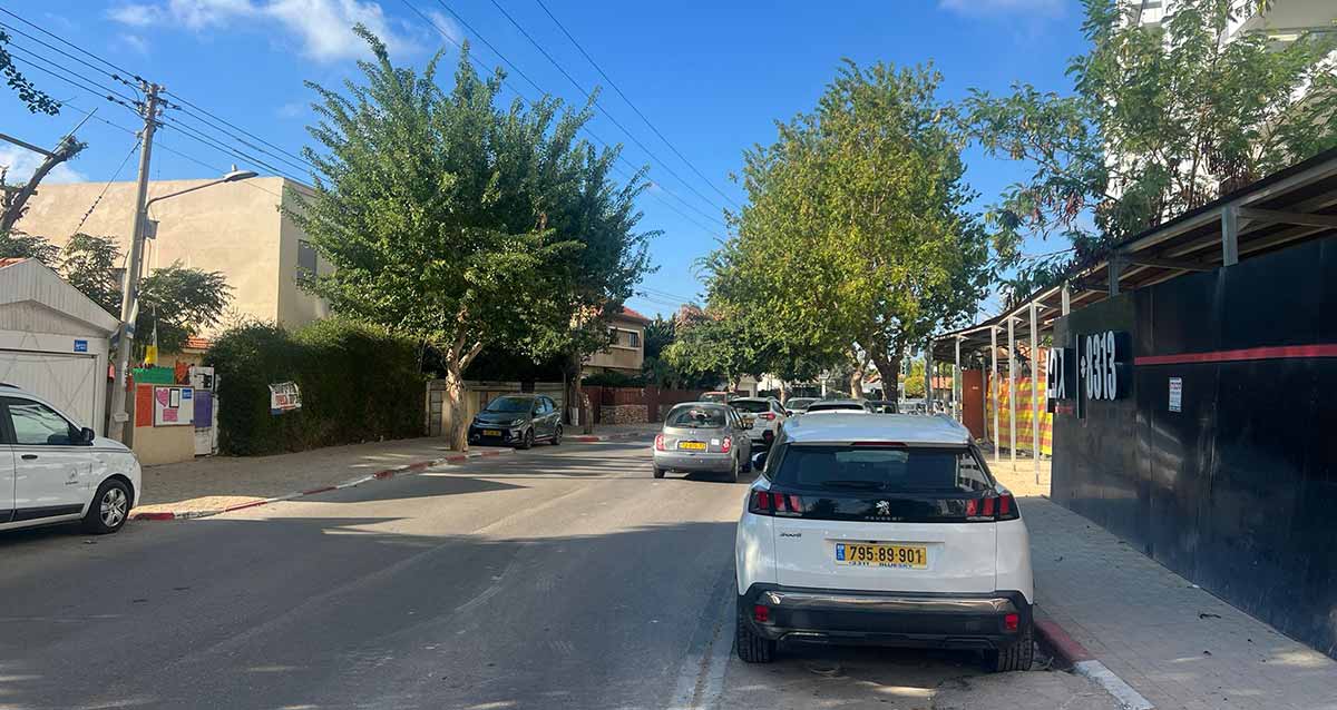 רחוב בר כוכבא בשכונת נווה ישראל. רחוב עם שני נתיבי תנועה ומפרצי חנייה בשני הצדדים ומכוניות חונות בהם. בצד שמאל של הרחוב בתים חד קומתיים. בצד ימין פרויקט תמ"א בשם גפן.