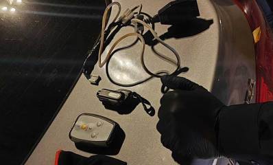 כפפות וכלי פריצה על תא מטען אחורי של רכב