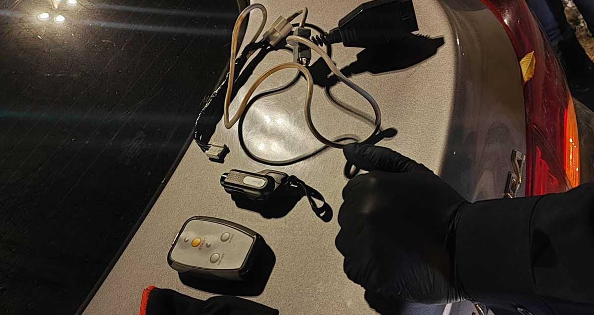 כפפות וכלי פריצה על תא מטען אחורי של רכב