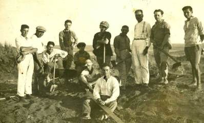 קבוצת פועלים מאנשי הרצליה 1925 מימין: ב.מ, שמריהו פרידמן - חזר לאמריקה, אגרונום קרשינסקי, מיכאל פרידמן, תה (האם טאי), נחמיה גינזבורג מאיר בן-שפר, ליזר - השומר, יוסף גרציאני, אשר זברובסקי, צבי בן-שפר יושב על הקרקע בחזית - לא מזוהה. צילום באדיבות בית ראשונים הרצליה