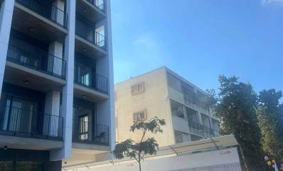 בצד ימין הבניין בשדרות ביאליק 36 לפני הריסה ותמ"א, ובצד שמאל הבניין בשדרות ביאליק 38 אחרי תמ"א. בצד ימין עצים גבוהים.