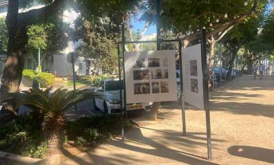 שדרות ביאליק ברמת השרון. שדרה רחבה מאוד עם שביל רחב במרכזה וערוגות עם צמחיה בצד השביל. עצים גדולים לאורך השדרה בשני הצדדים. בשביל מוצב מעמד מתכת עם תמונות. בצד שמאל ברקע בניין העירייה.