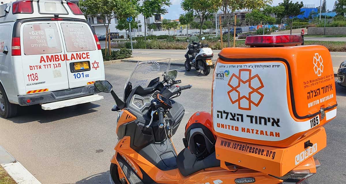 אופנוע של איחוד הצלה. וניידת של מד"א ברחוב