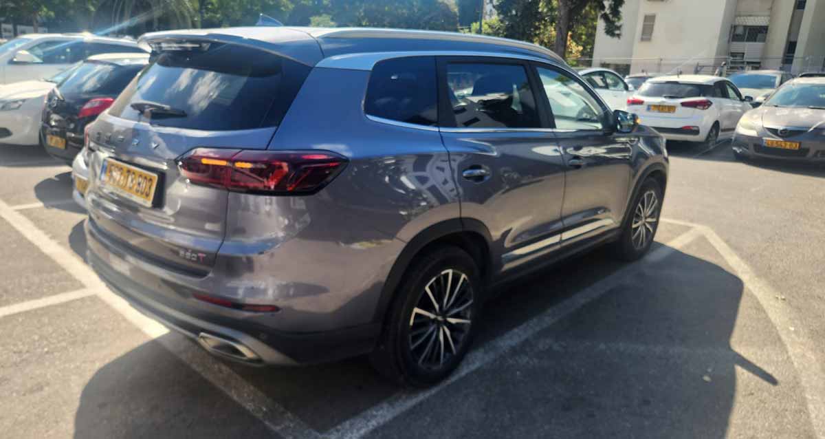 רכב השרד של הממונה על ההכנסות הממשלתיות בעיריית רמת השרון, חונה במגרש חנייה.