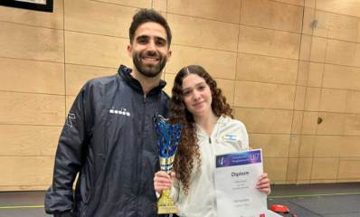 הסייפת גילי קוריצקי ומאמנה תומר אור . גילי מחזיקה גביע ותעודת דיפלומה