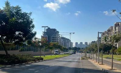 שכונת גליל ים בהרצליה. רחוב עם שדרה רחבה עם דשא ועצים במרכזה. שני מסלולים ושני נתיבים בכל מסלול. בצד ימין מפרצי חנייה לרכב. ומימין לרחוב שני נתיבים לרוכבי אופניים. מימין ומשמאל בתי השכונה בני 7 קומות.