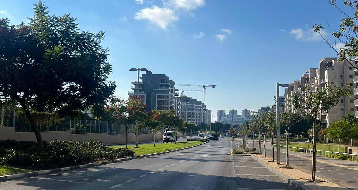 שכונת גליל ים בהרצליה. רחוב עם שדרה רחבה עם דשא ועצים במרכזה. שני מסלולים ושני נתיבים בכל מסלול. בצד ימין מפרצי חנייה לרכב. ומימין לרחוב שני נתיבים לרוכבי אופניים. מימין ומשמאל בתי השכונה בני 7 קומות.