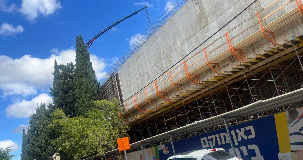 אולם הספורט הרב תכליתי החדש שניבנה בבית ספר הנדיב בהרצליה.עבודת המנוף