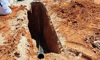 "מיה" תבצע שדרוג תשתיות הביוב בהוד השרון. חפירה עמוקה ומתוכה יוצא צינור ביוב. מימין ומשמאל לחפירה מפוזר החול שהוצא מהחפירה. בצד שמאל שקים עם חול.