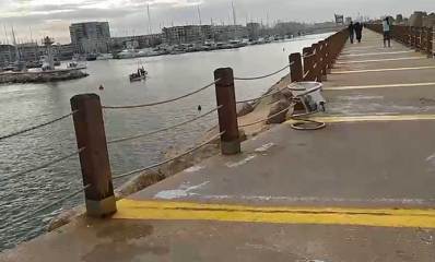 רצים והולכי רגל על המזח במרינה הרצליה