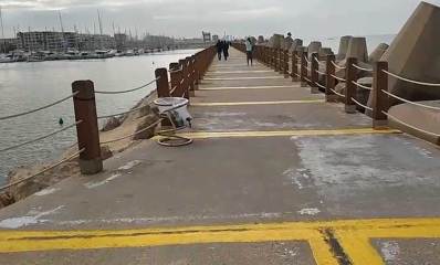 רצים והולכי רגל על המזח במרינה הרצליה