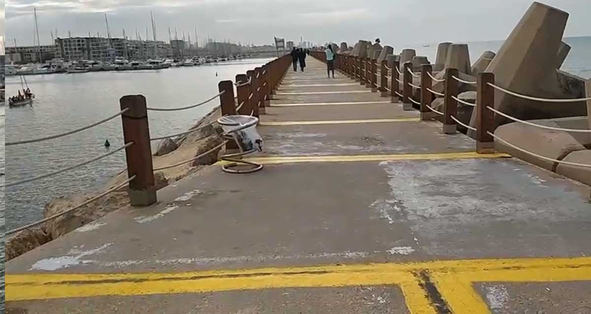 רצים והולכי רגל על המזח במרינה הרצליה