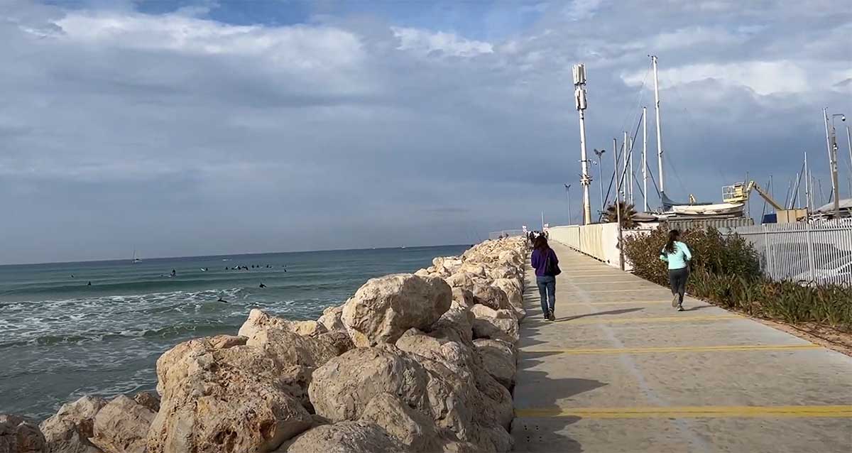 רצים והולכי רגל על המזח במרינה הרצליה