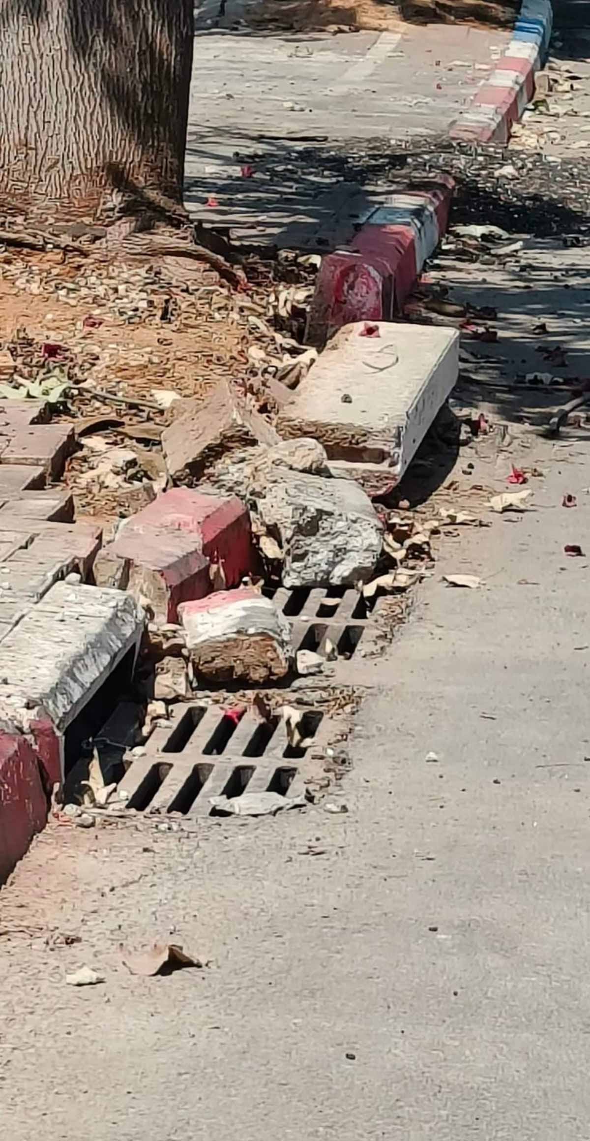 הזנחה ברחוב ברעננה. אבני שפה שבורים ליד בור ניקוז מי גשם.