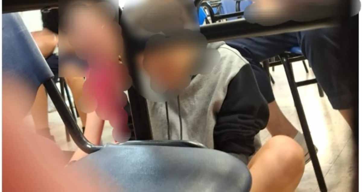 תלמידי חטיבת רימון ברעננה באזעקות. תלמידים יושבים בכיתה על הרצפה מתחת לשולחנות.