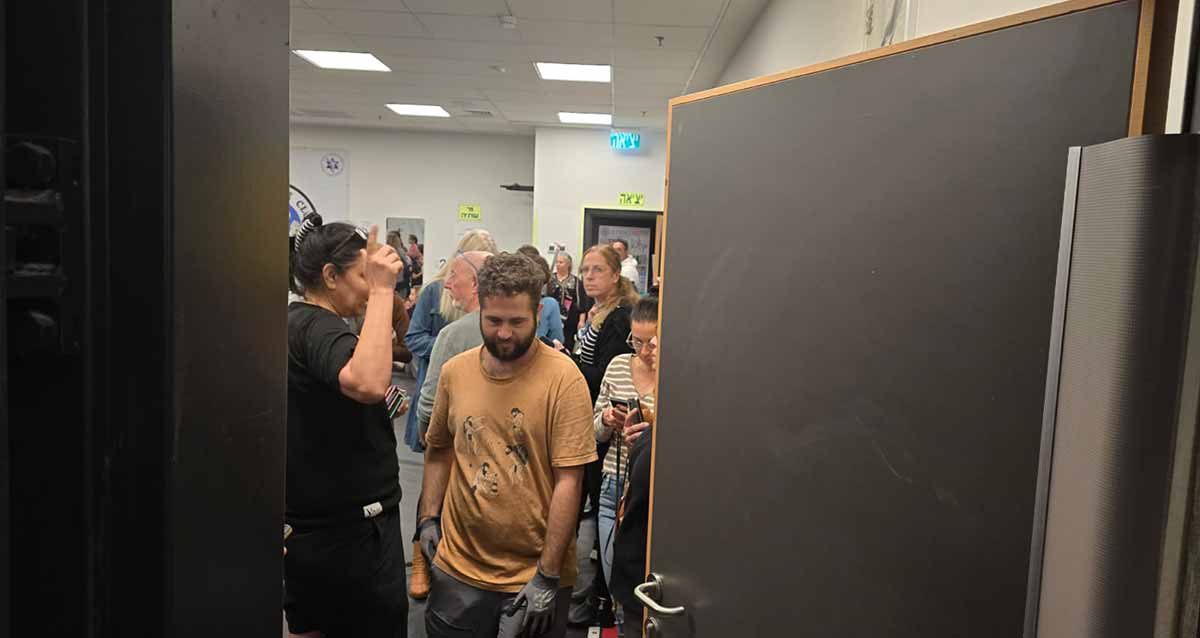 מרחב מוגן בנינא הרצליה. אנשים עומדים במקלט.