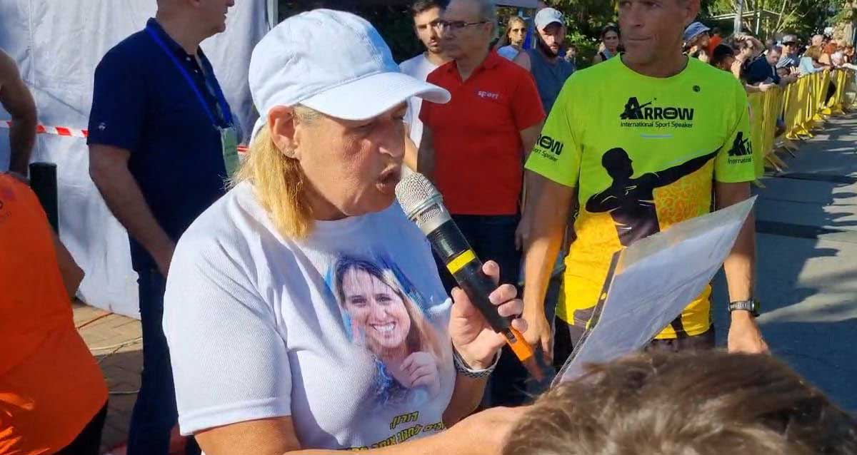 סימונה, אימה של דורון שטיינברכר נואמת לפני מרוץ אייל בכפר סבא