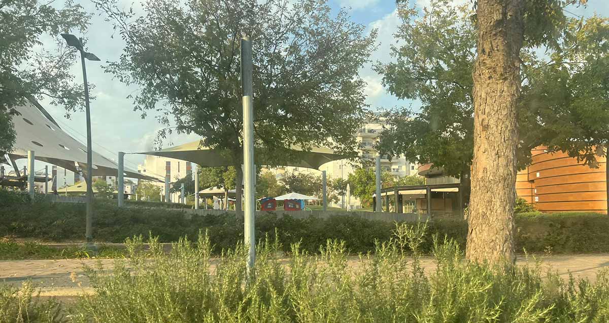 הספורטק בשכונת נווה זמר ברעננה. מתקני ספורט מתחת לגגונים משופעים. ירק ועצים מסביב.